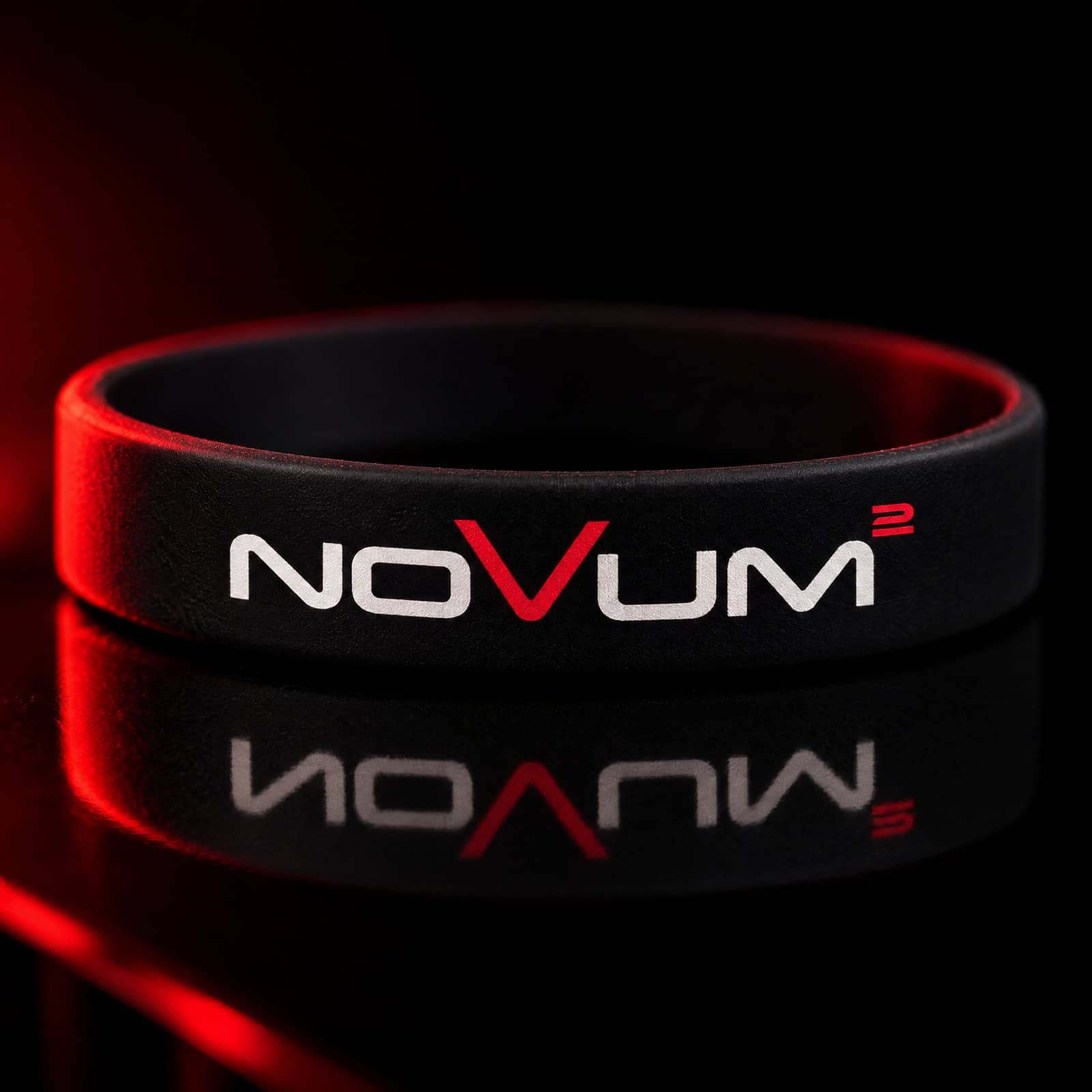 Schwarzes Silikon-Armband mit NOVUM-Logo