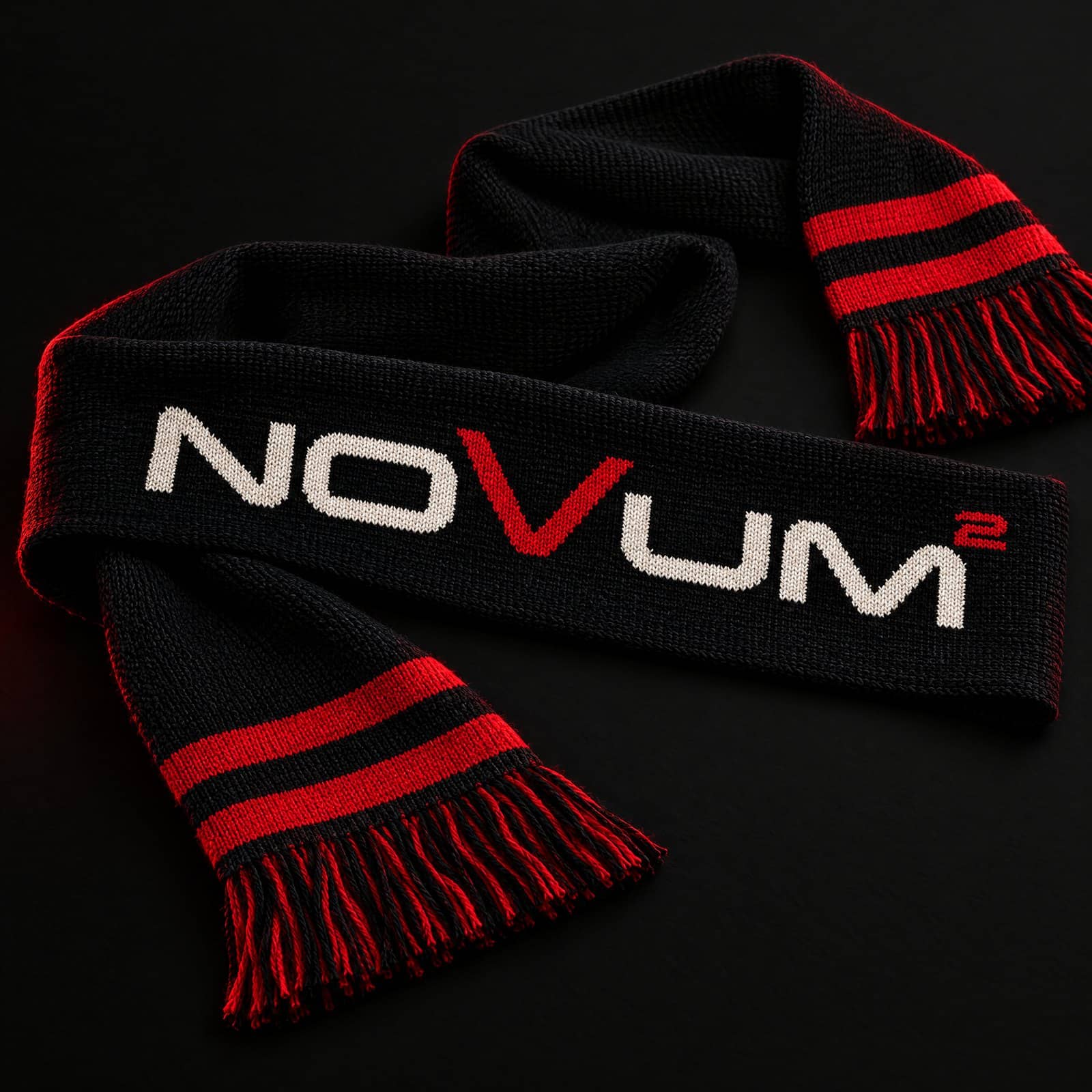 Schwarz-roter NOVUM Fanschal mit eingestricktem Logo
