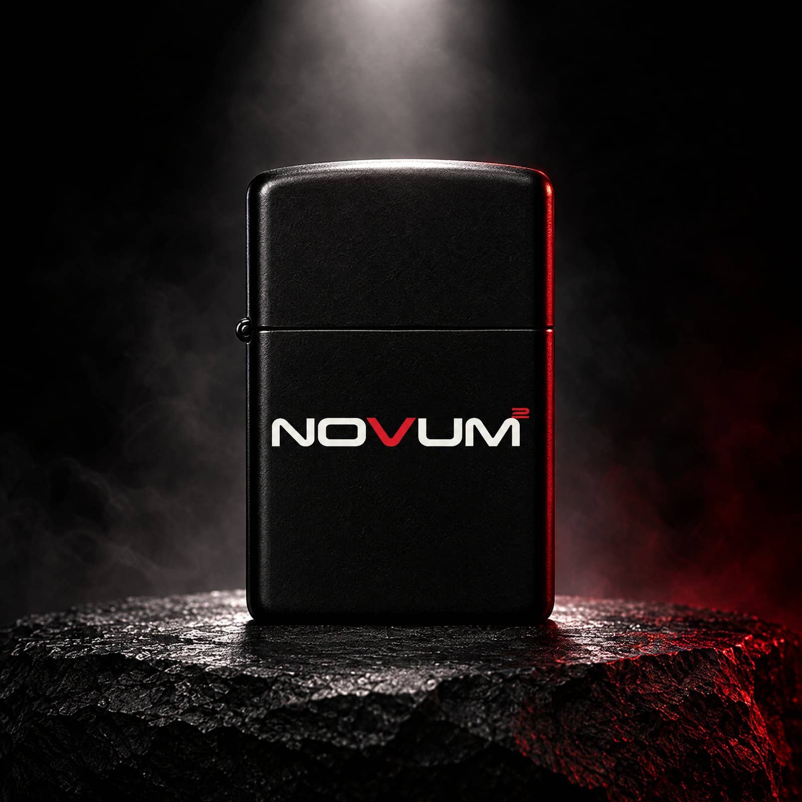 Mattschwarzes Sturmfeuerzeug mit NOVUM-Logo