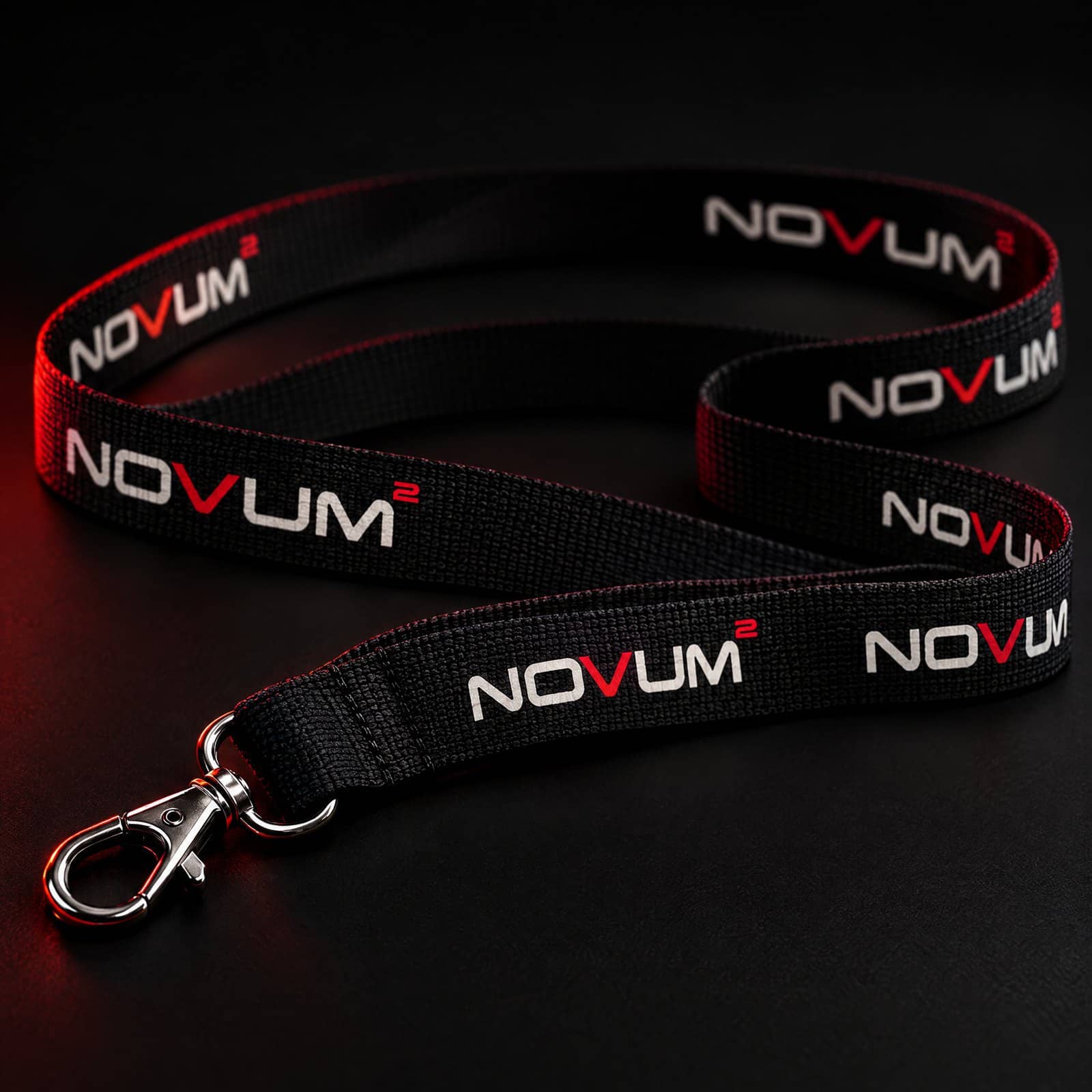 Schwarzes NOVUM Lanyard mit Logo und Karabiner
