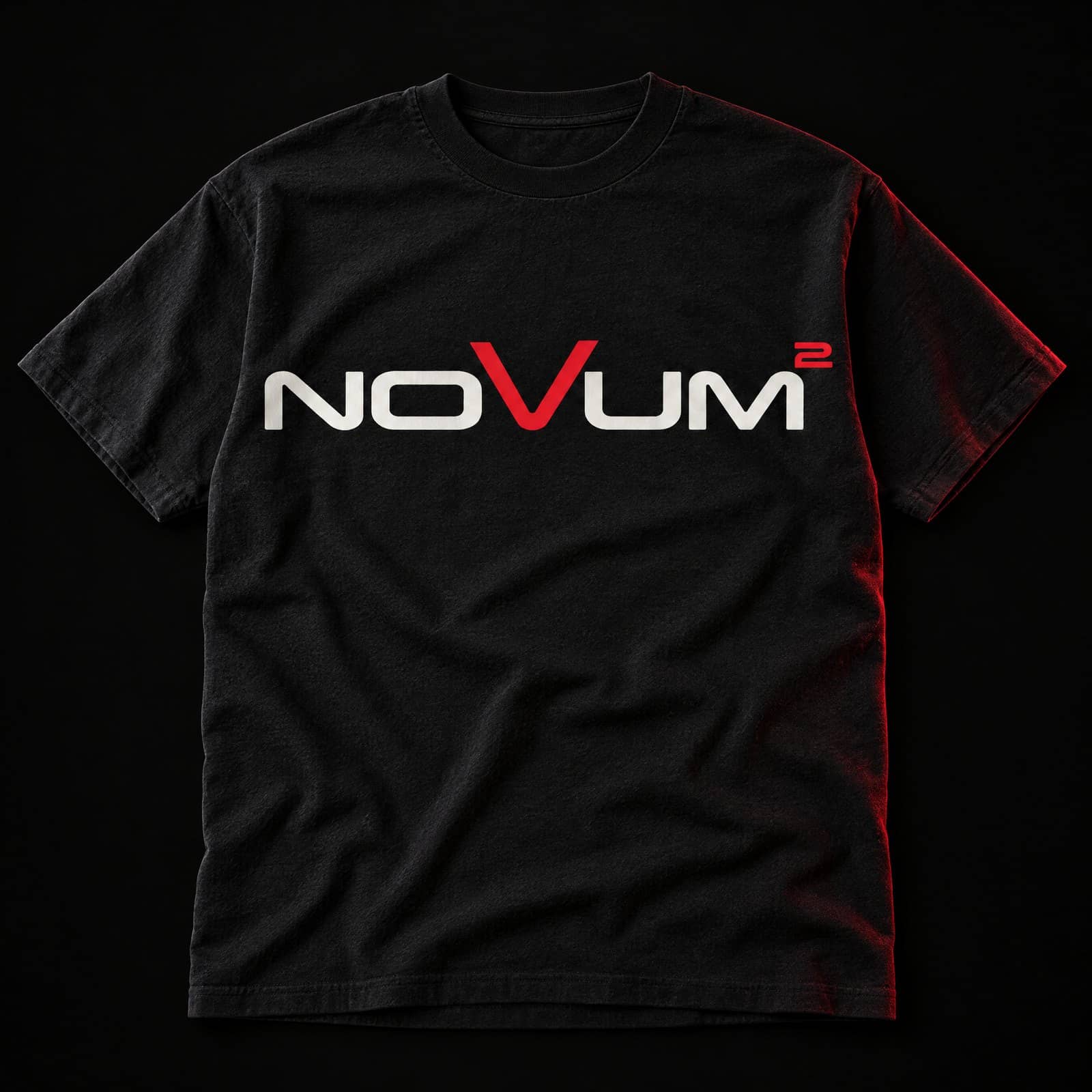 Schwarzes NOVUM Classic Shirt mit weißem NOVUM-Logo und rotem V