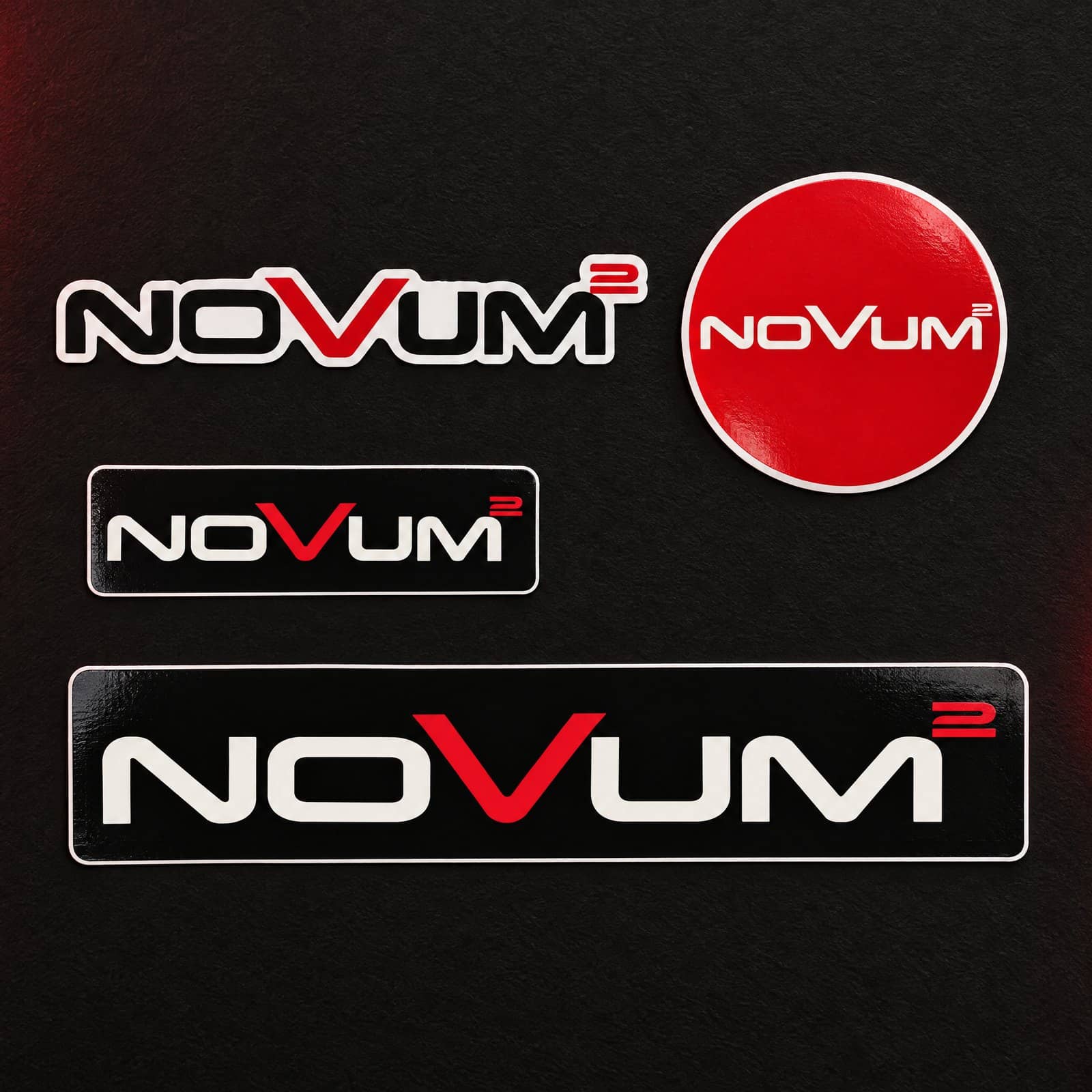 Fünf NOVUM Aufkleber in verschiedenen Formen