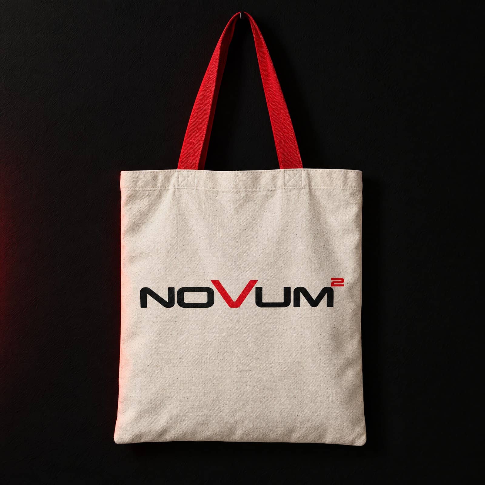 Naturfarbene NOVUM Stofftasche mit roten Henkeln und Logo