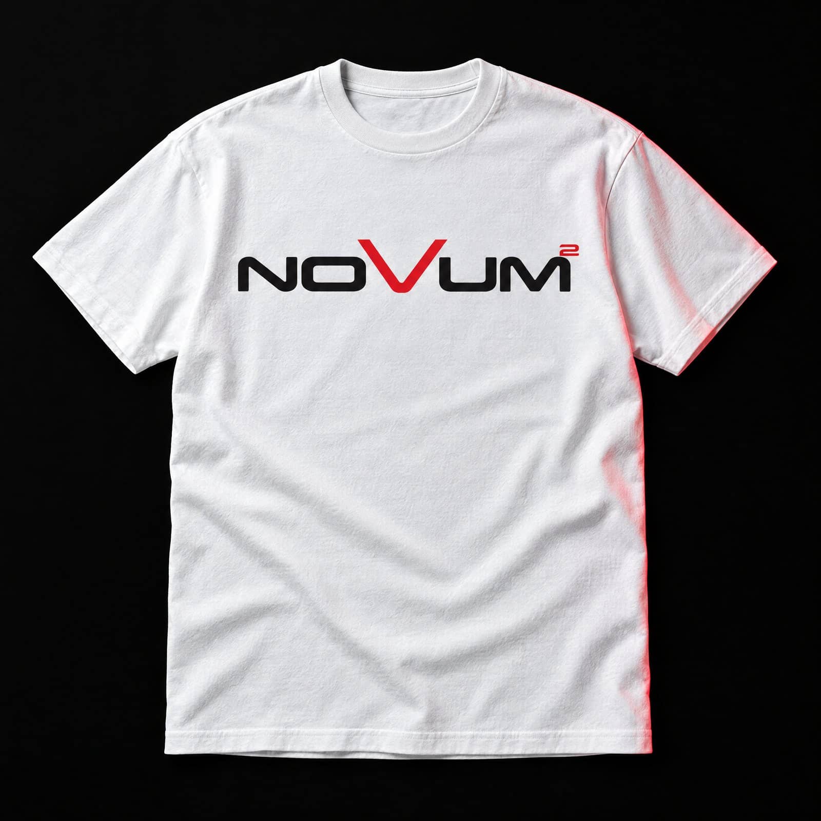 Weißes NOVUM Classic Shirt mit schwarzem NOVUM-Logo und rotem V